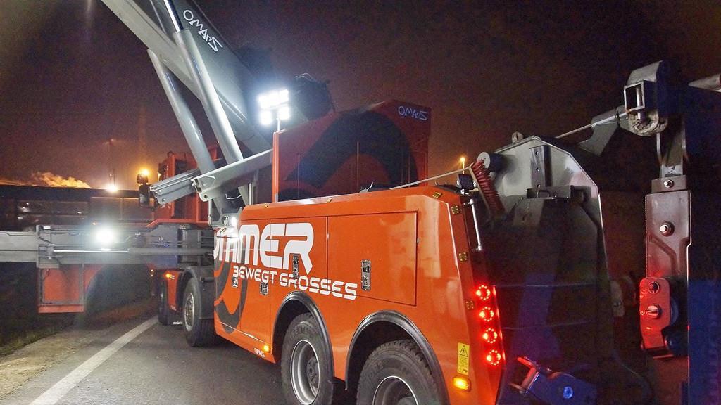 Lkw kippt auf A1 um