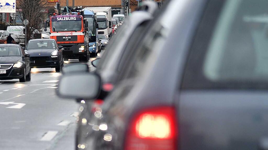 Österreicher setzen sich länger ins Auto als Schweizer und Deutsche.