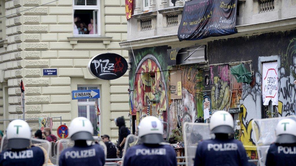 Räumung in der Mühlfeldgasse: Polizeieinsatz