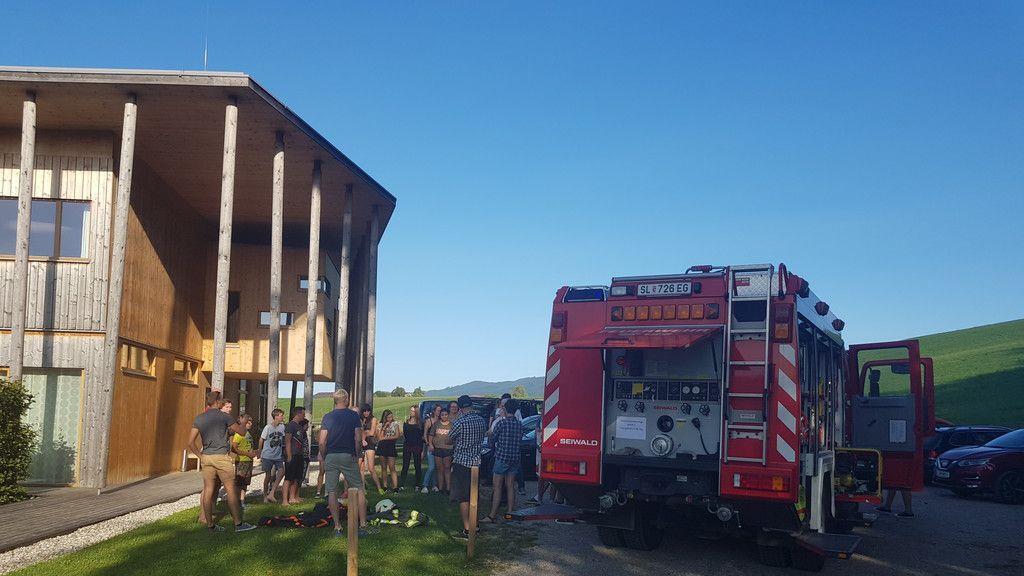Laufende Feuerwehrmänner besuchen schwer kranke Kinder