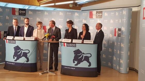 Stefan Schnöll (zweiter von Links) und Maria Hutter (rechts neben Haslauer) sind neu in der Regierung.