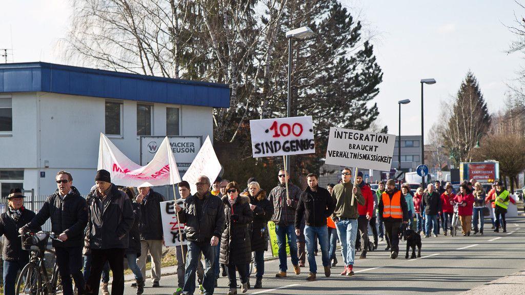 200 Personen demonstrieren gegen Asyl-Großquartier in Straniakstraße