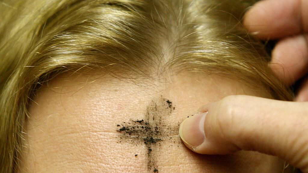 Die Asche gilt als Symbol der Trauer und der Reinigung. (Symbolbild)