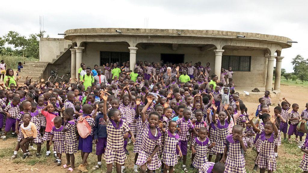 Lehrer baut Schulbänke in Ghana