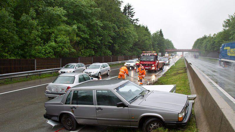 Das Auto kam auf der A1 bei Thalgau quer zur Fahrbahn zum Stehen.