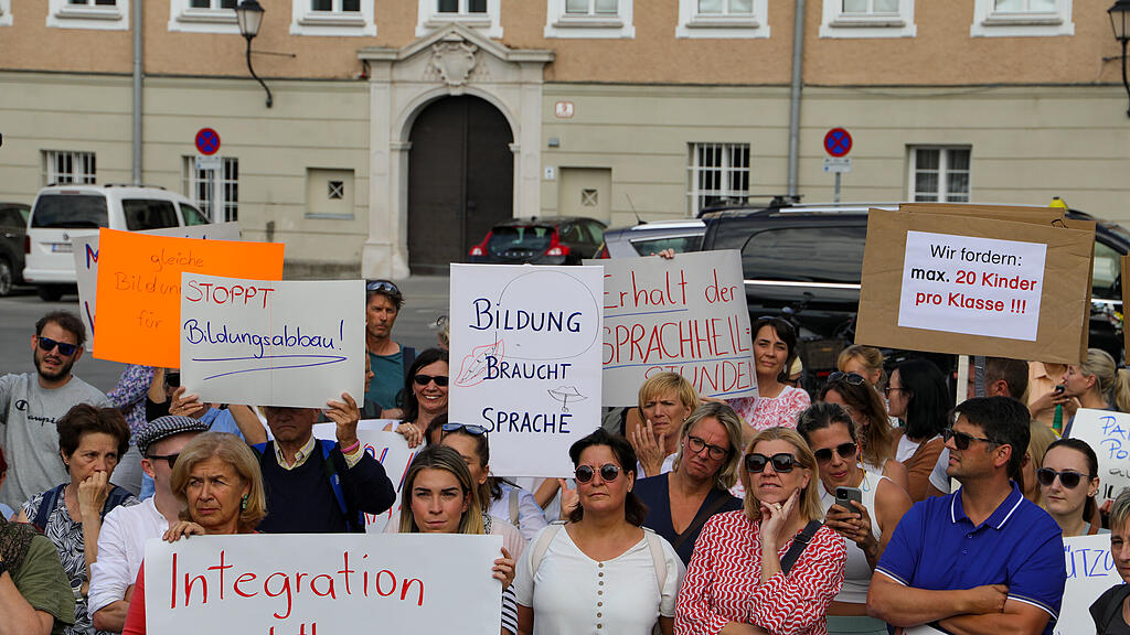 "Bildung brennt" - Kundgebung am Mozartplatz