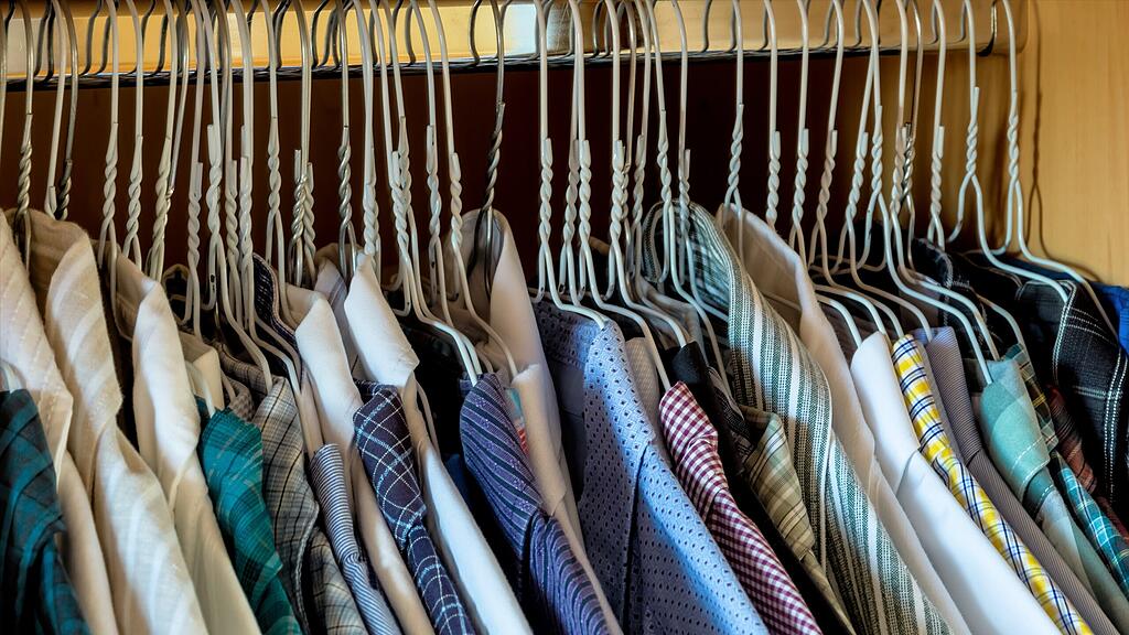 Die Frau versteckte sich im Kleiderschrank vor der Polizei (Symbolbild).