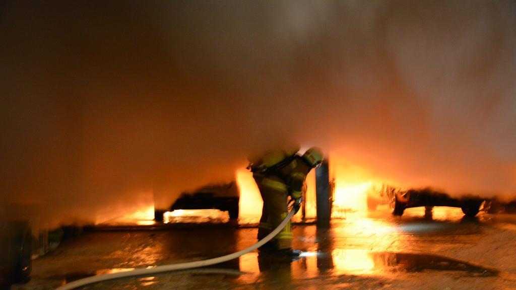Fahrzeuge bei Garagenbrand in Rif zerstört