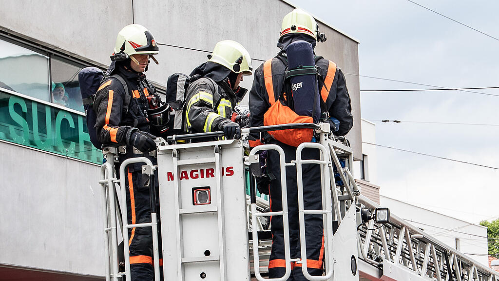 Einsatz\u00fcbung mit brennendem Hubschrauber