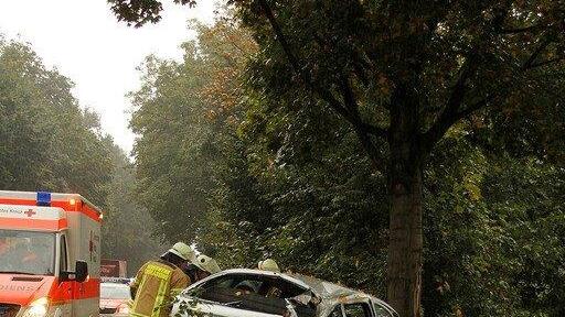 Pkw prallt in Baum