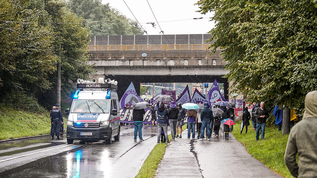 Die Fans von Austria Salzburg beim Fanmarsch vor dem Zweitliga-Spiel gegen den FC Liefering.