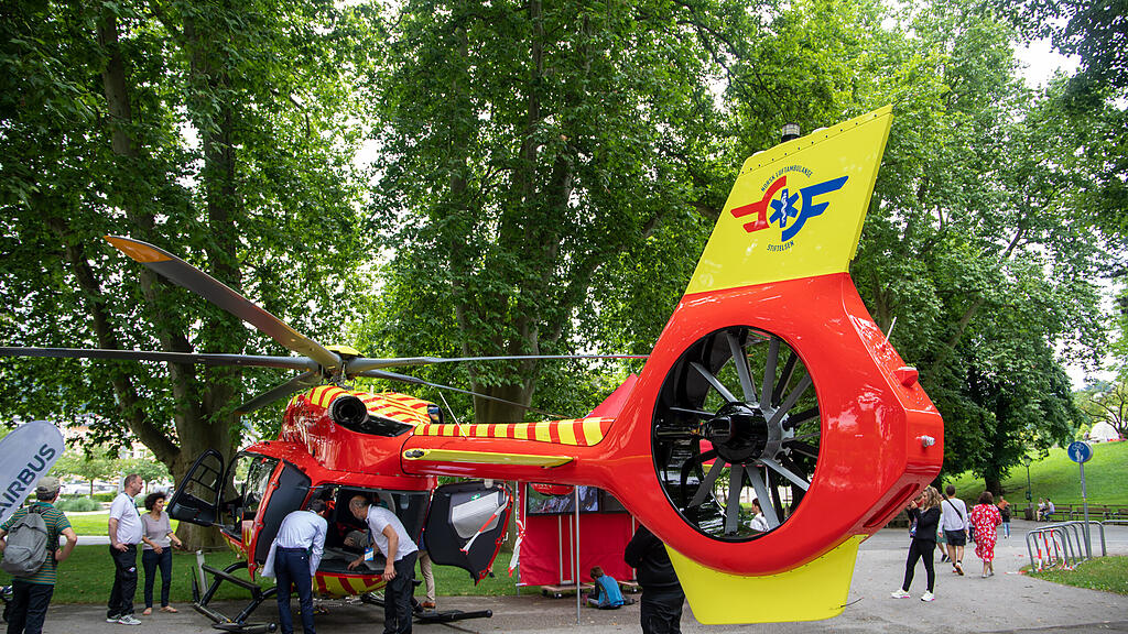 Hubschrauber vor Kongresshaus