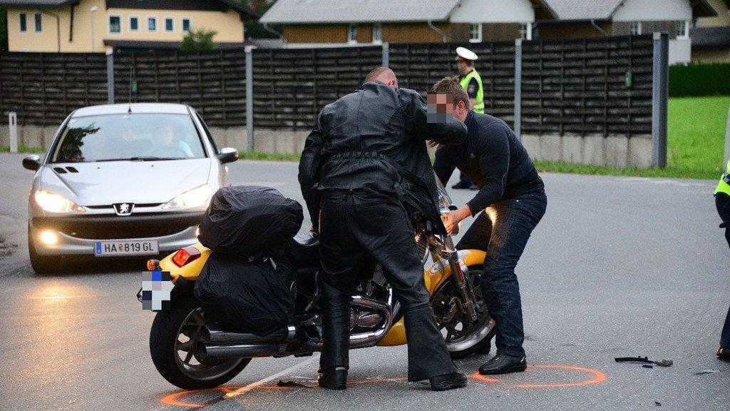 Harley-Fahrer schleudert in Gegenverkehr