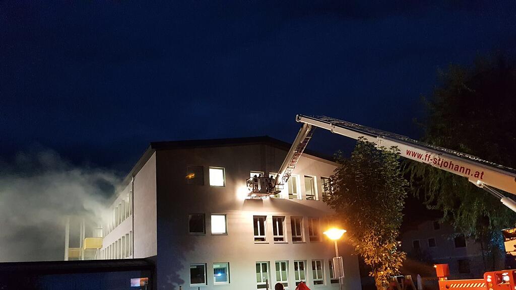 Ein Schulklasse wurde über ein Bühne ins Freie gebracht.