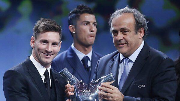 Messi erhält die Auszeichung von Platini