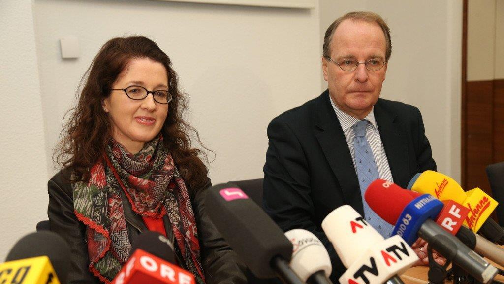 Monika R. tritt vor Medien