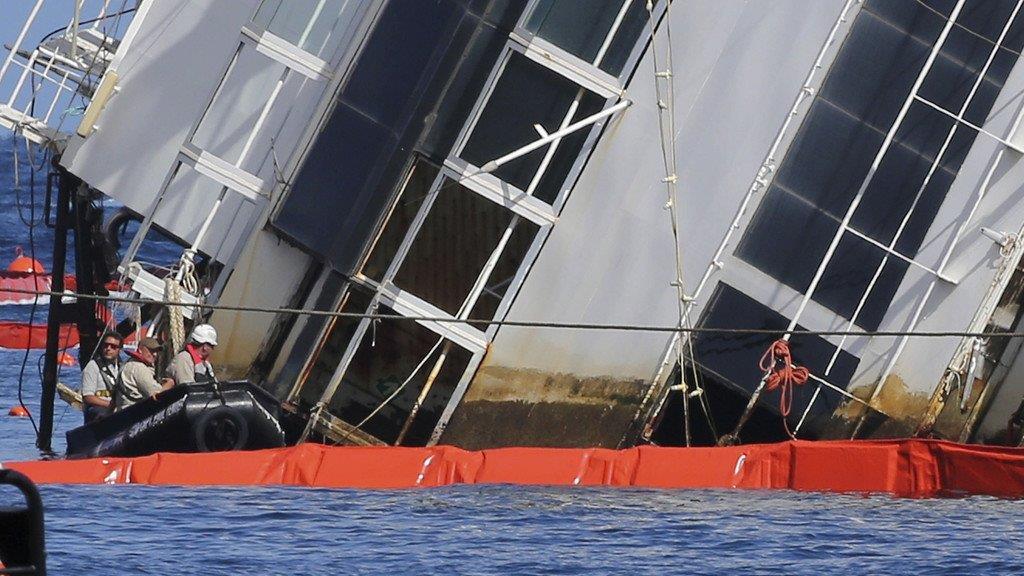Costa Concordia taucht langsam aus den Fluten auf