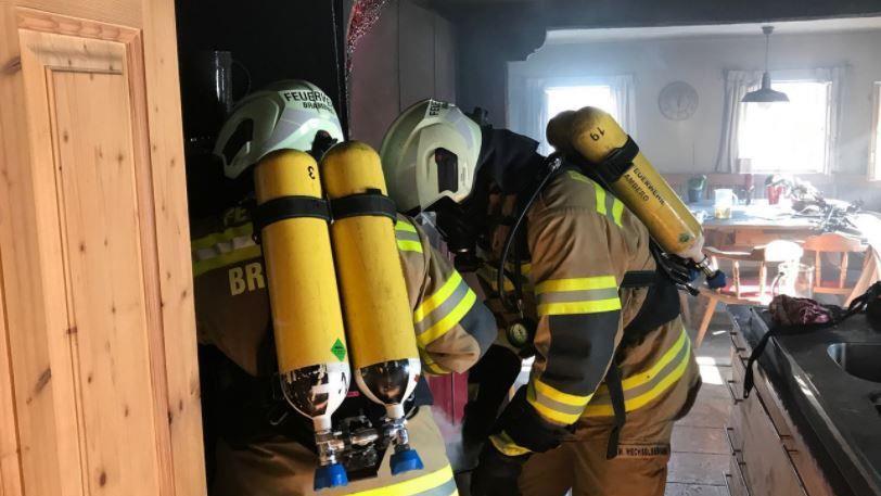 Küchenbrand fordert Feuerwehr in Bramberg
