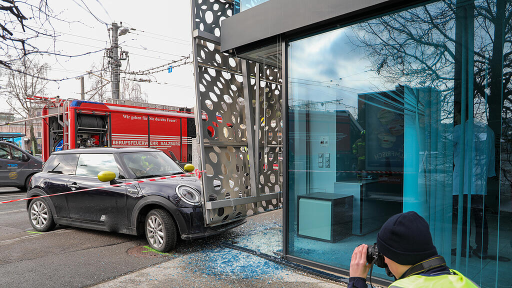 Auto Contra Hausmauer Itzling