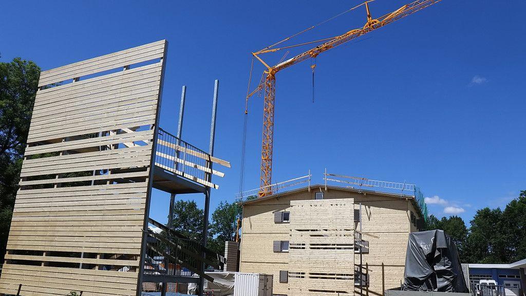 Holzhäuser in der Alpenstraße: Lokalaugenschein auf Baustelle