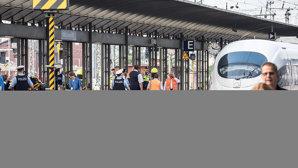 Frankfurt Bub vor Zug gestoßen