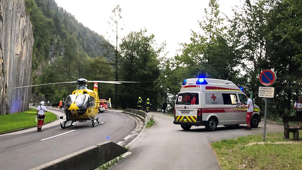 Auto stürzt fast in den Mondsee