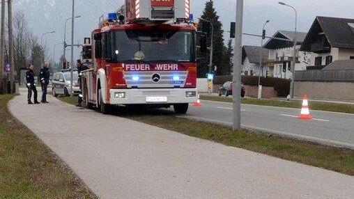 Pkw-Lenker prallt in Laterne