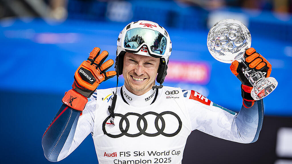 Kristoffersen jubelt mit dem Glaspokal