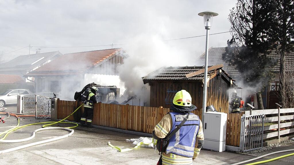 Das Wohnmobil, ein daneben stehender Bus und eine Gartenlaube wurden Raub der Flammen.