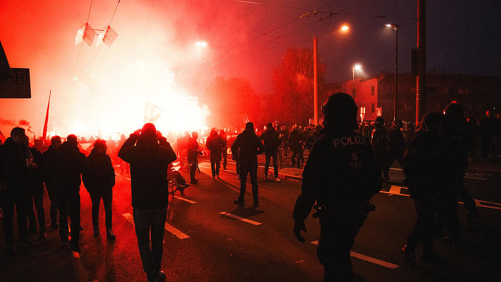 Fanmarsch von Go Ahead Eagles in Salzburg