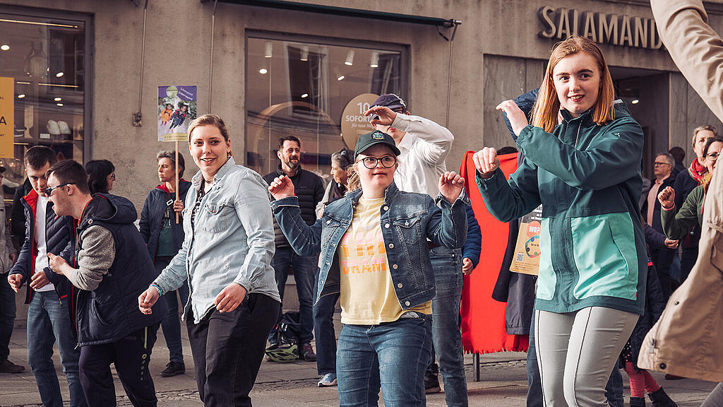 Flashmob-Tanzen am Welt-Down-Syndrom-Tag