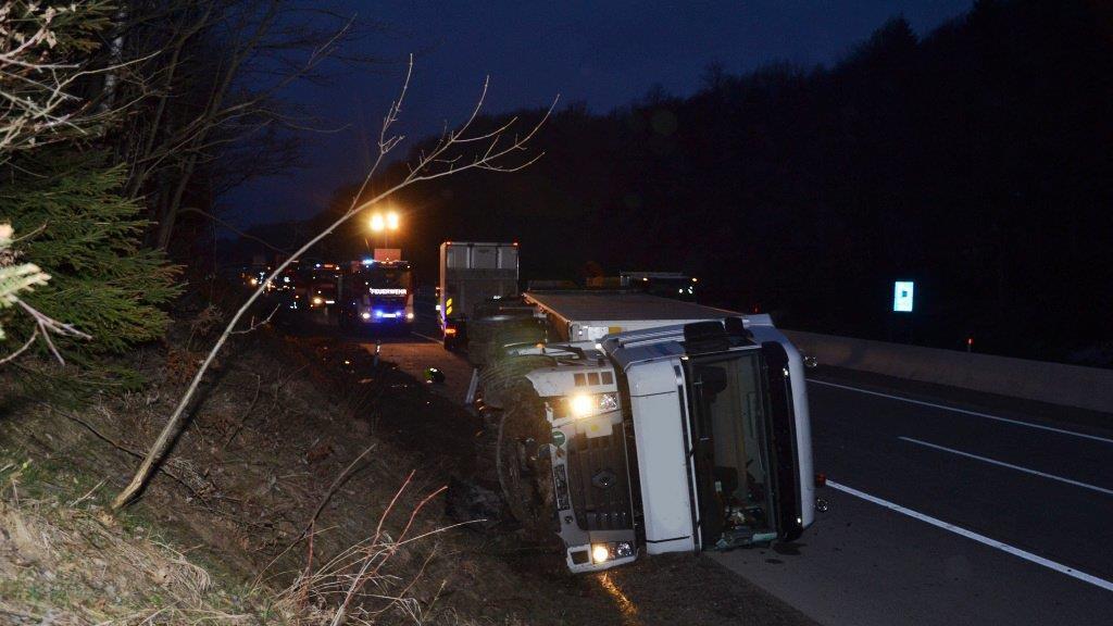 Lkw auf der A1 bei Pressbaum umgestürzt