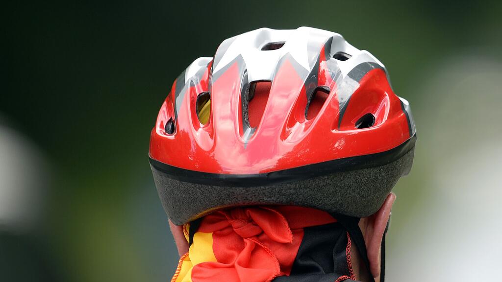 Der Radfahrer hat einen Helm getragen. (Symbolbild)