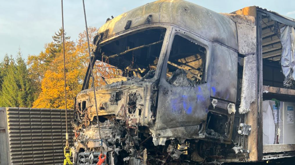 Lkw-Vollbrand auf A1 bei Eugendorf sorgte für stundenlange Sperre