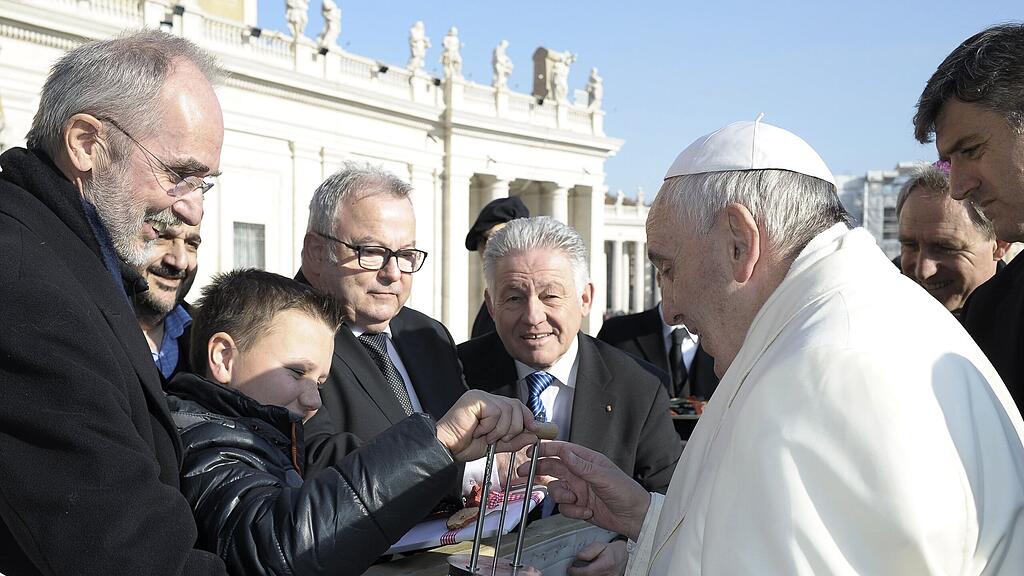 Michael aus Oberösterreich übergab dem Papst das Friedenslicht.