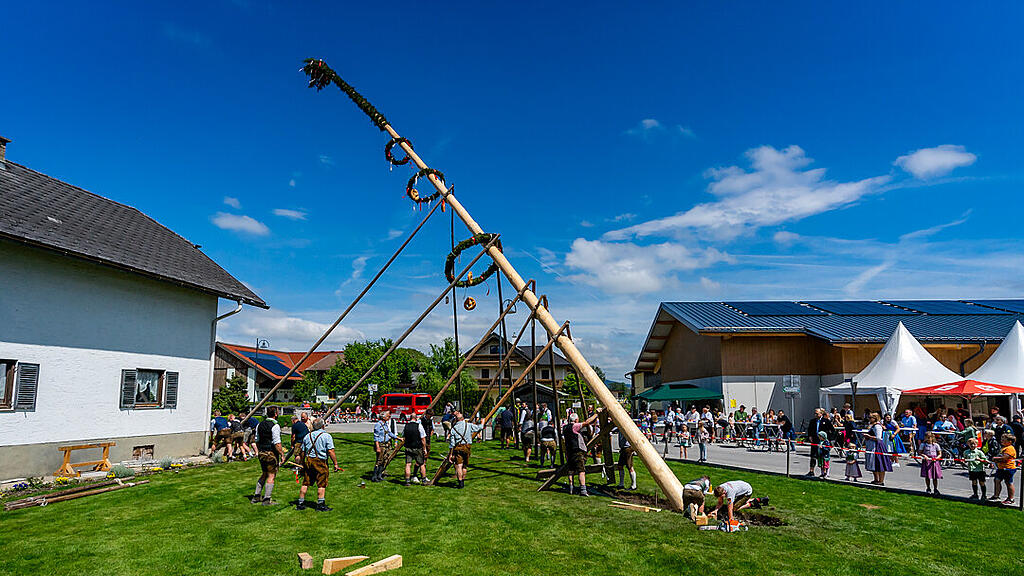 Maibaumaufstellen in Viehhausen