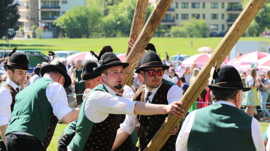 Maibaumaufstellen in Aigen