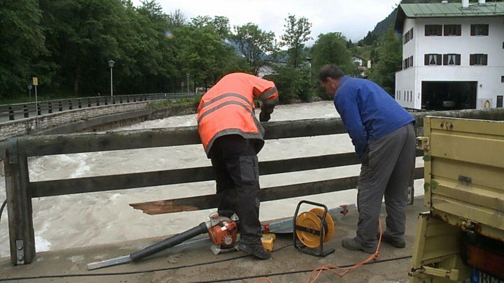 Aufräumen in Marktschellenberg am Tag nach dem Hochwasser.