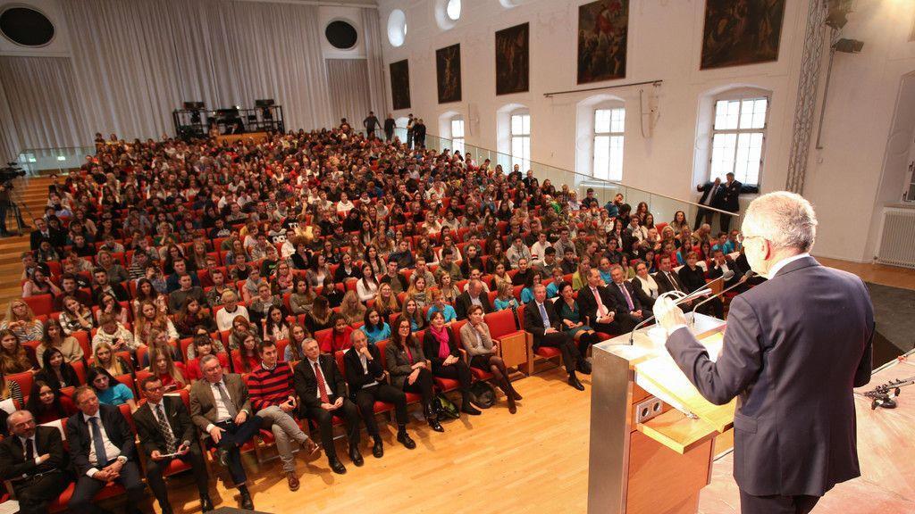 Van der Bellen bei Schülerdiskussion in Salzburg