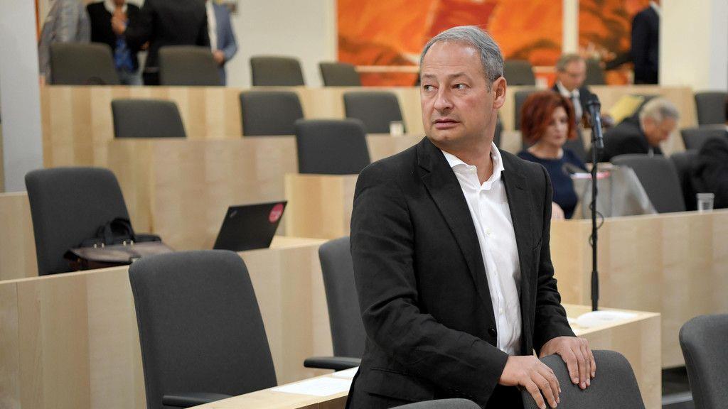 Zwölf-Stunden-Tag: Hitzige Debatte im Nationalrat