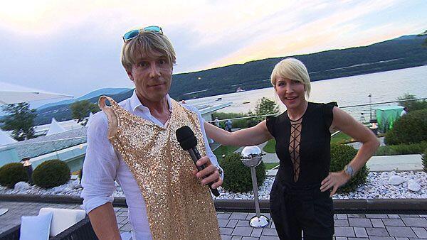 Promi-Flohmarkt-Initiator Dominic Heinzl mit dem von Heather Mills gespendeten Goldkleid