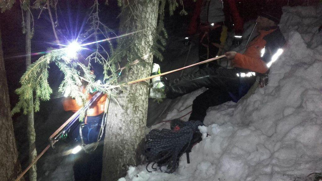 Skitourengeher aus Felswand gerettet