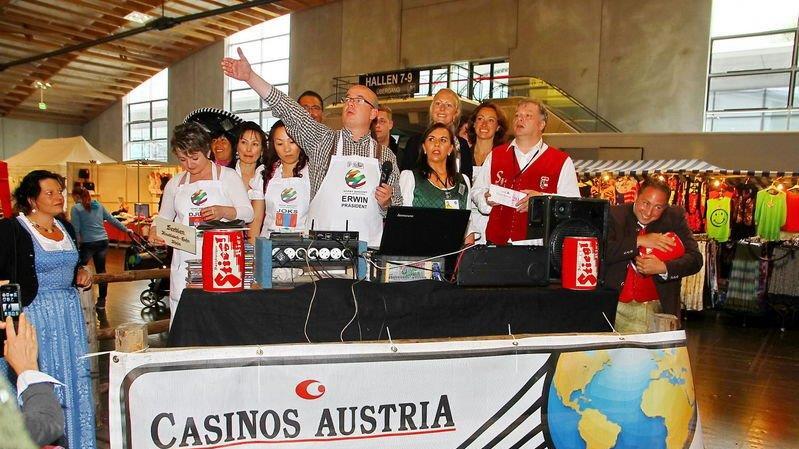 Integration-Grillhuhn-WM auf der Dult, II