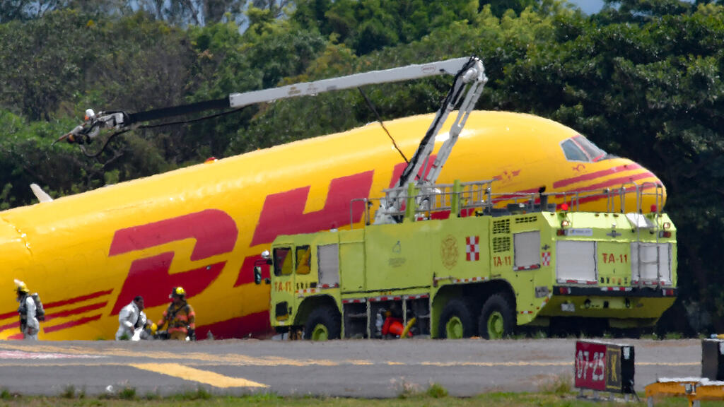 DHL-Flugzeug in Costa Rica zerbrochen