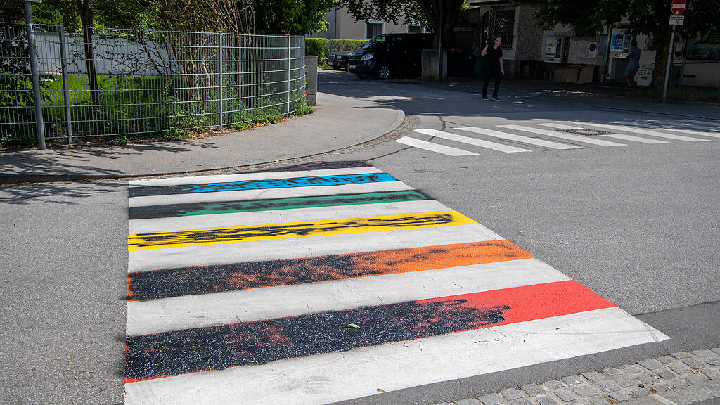 Regenbogen-Zebrastreifen in Liefering beschmiert