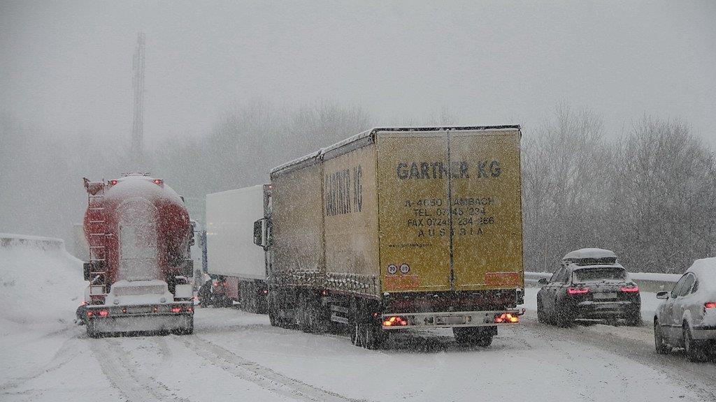 Schnee sorgt für Unfälle und Verkehrschaos: Stau auf der A1