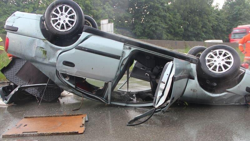 Pkw überschlägt sich auf der A1