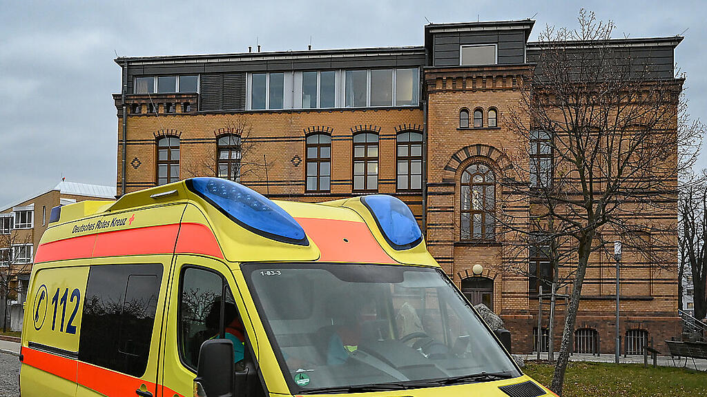 Es gibt 590 neue Todesfälle innerhalb eines Tages zu beklagen