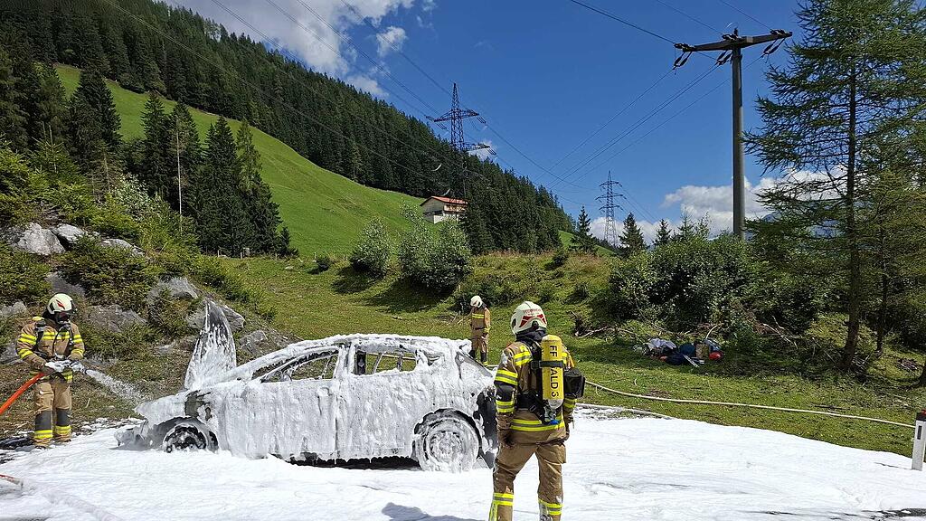 Auto auf B165 in Wald im Pinzgau in Flammen