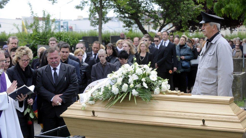 Bluttat am Brunnenmarkt: Begräbnis am Simmeringer Friedhof